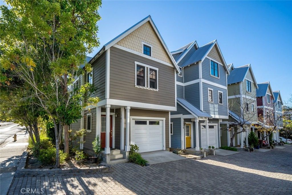 Attached, Exterior, Facade, Queen Anne Victorian