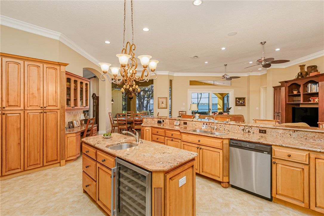 Chandelier, Dining room, Interior, Kitchen, Recessed Lighting, Water