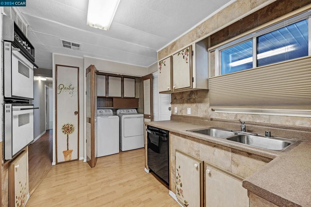 Interior, Kitchen, Washer, Wood Texture Flooring