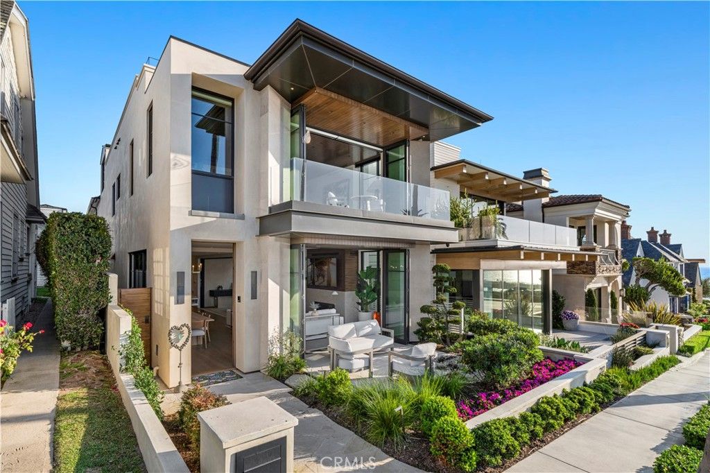 Exterior, Facade, Modern