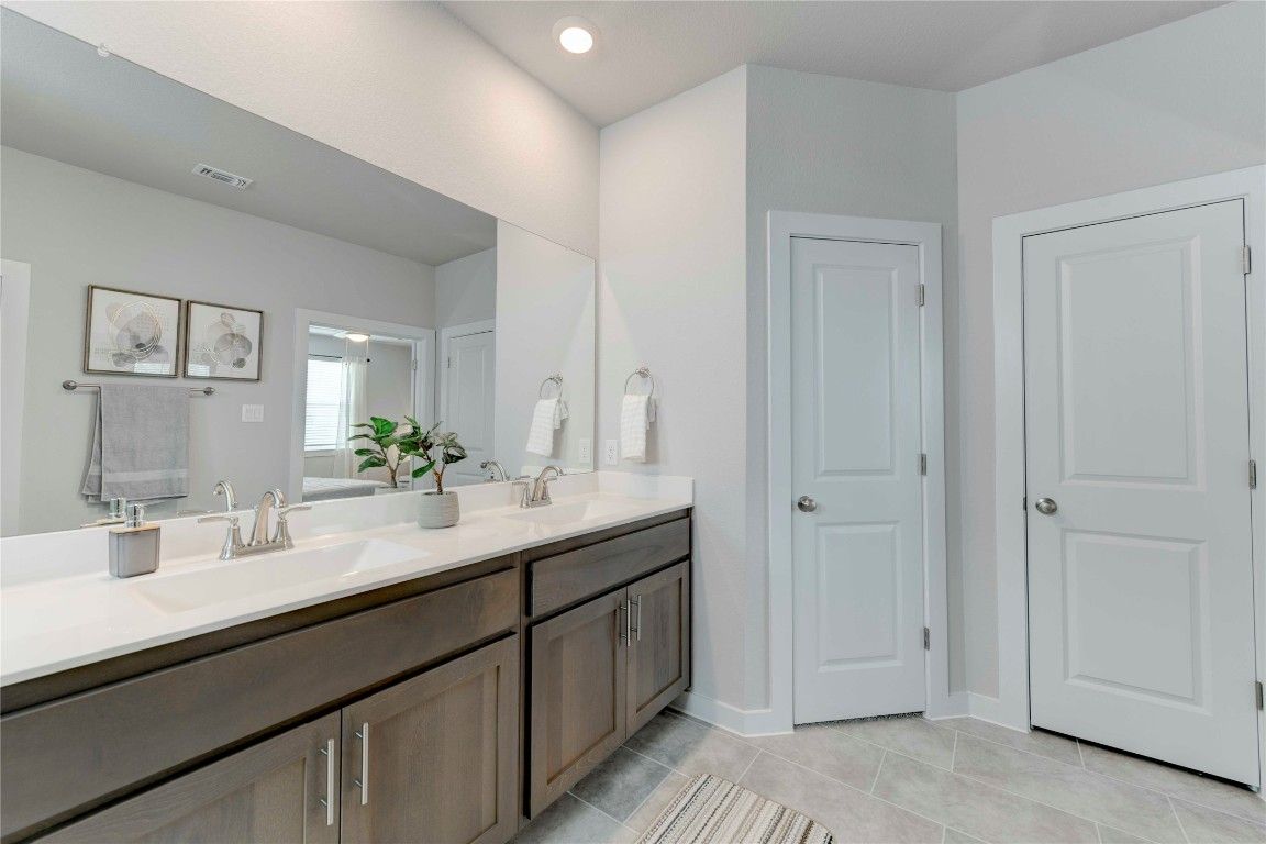 Bathroom, Dual Sink Vanities, Interior, Recessed Lighting