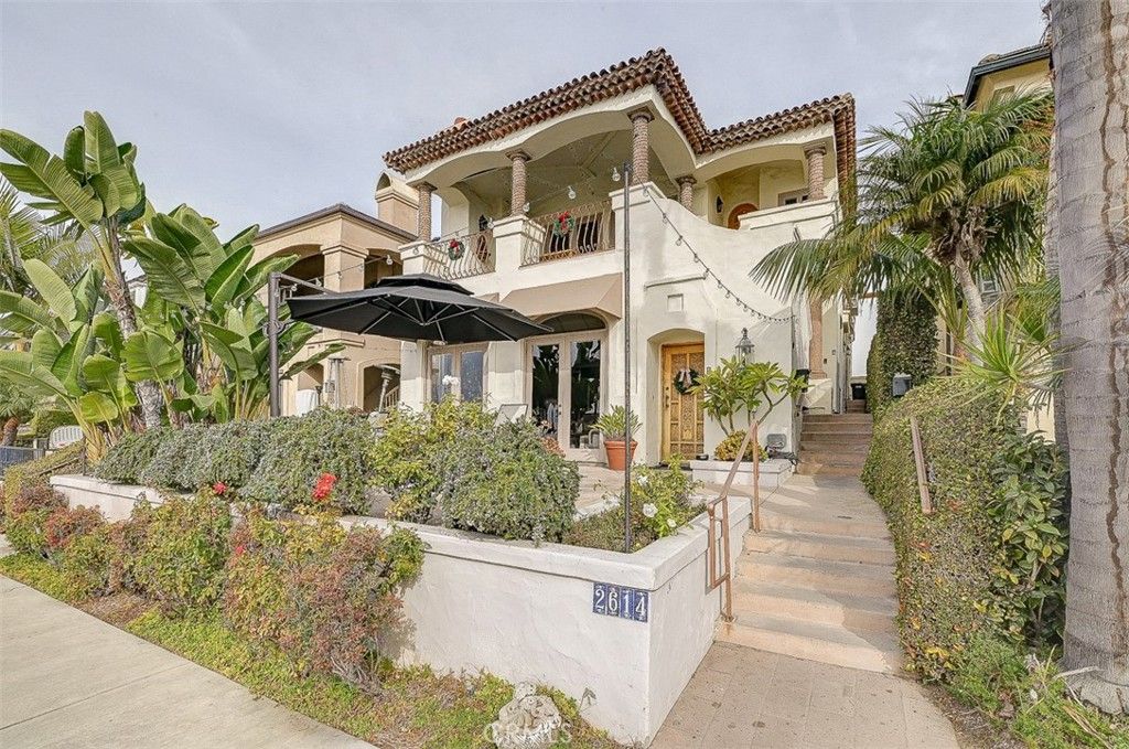 Exterior, Facade, Mediterranean