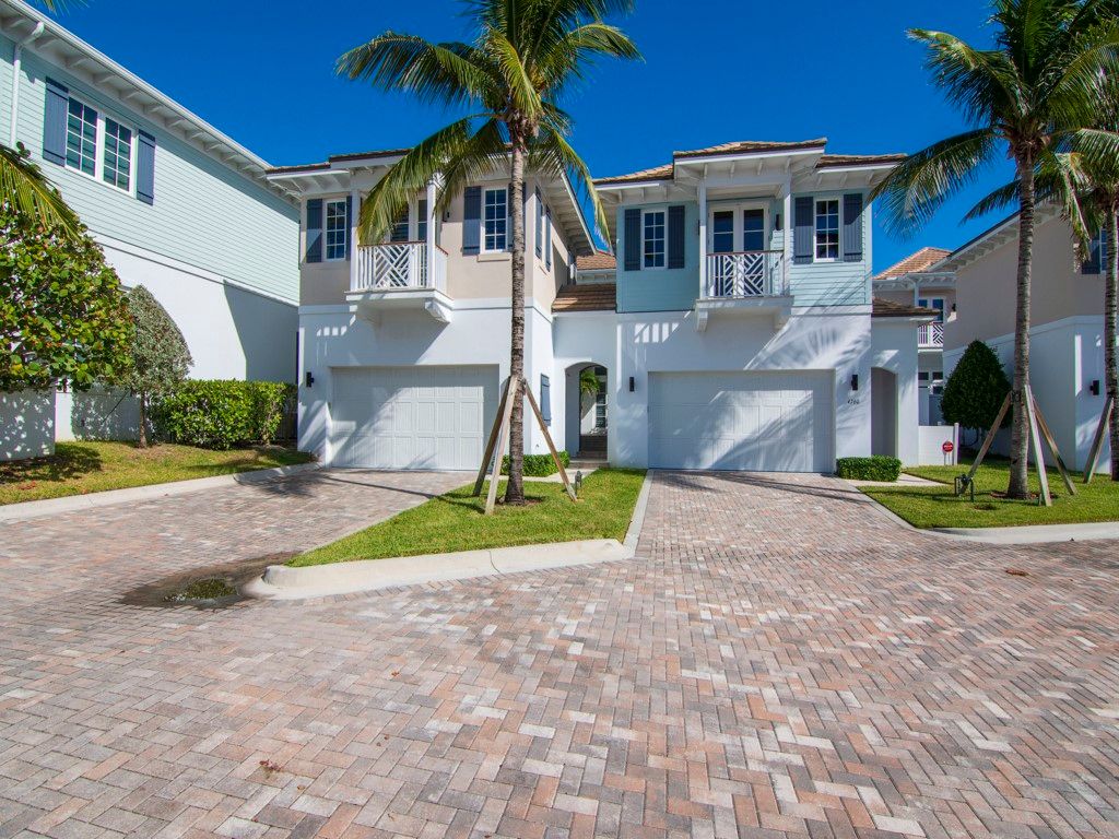 Attached, Exterior, Facade, Mediterranean