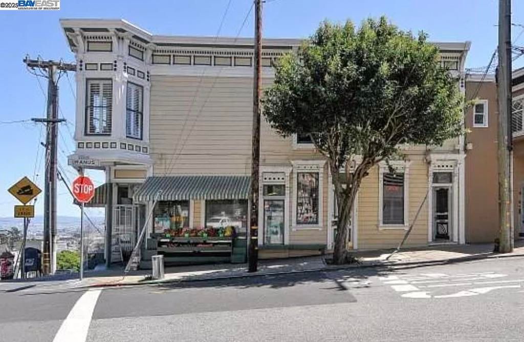 Exterior, Facade, Rowhouse
