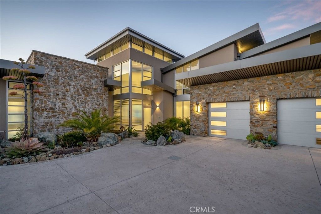 Attached, Exterior, Facade, Modern