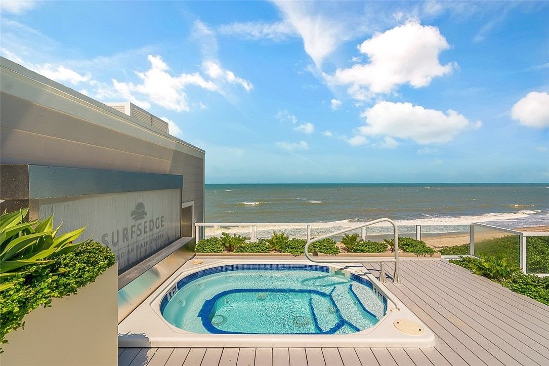 Exterior, Pool, Water