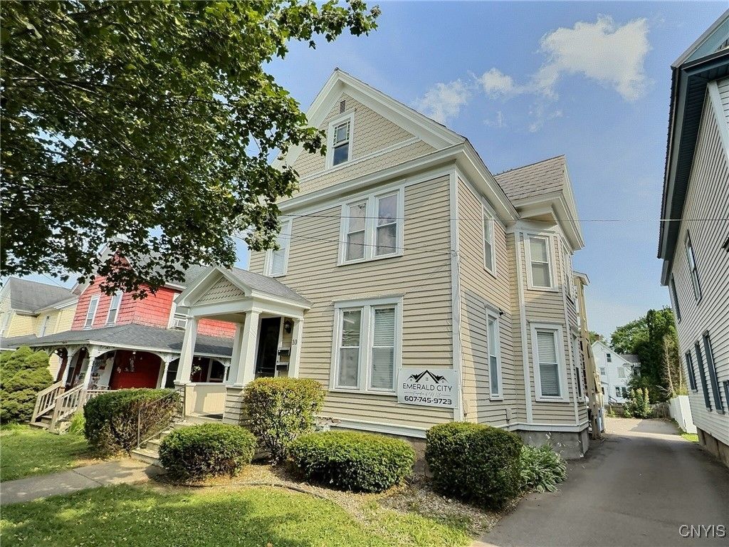 Exterior, Facade, Queen Anne Victorian