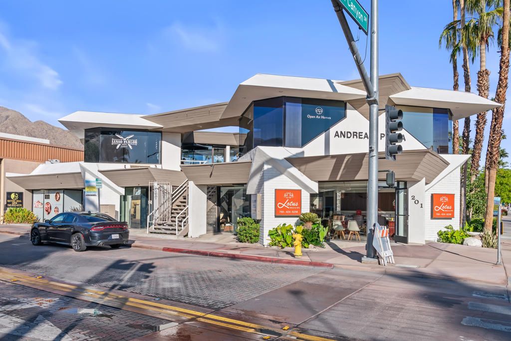Exterior, Facade, Modern