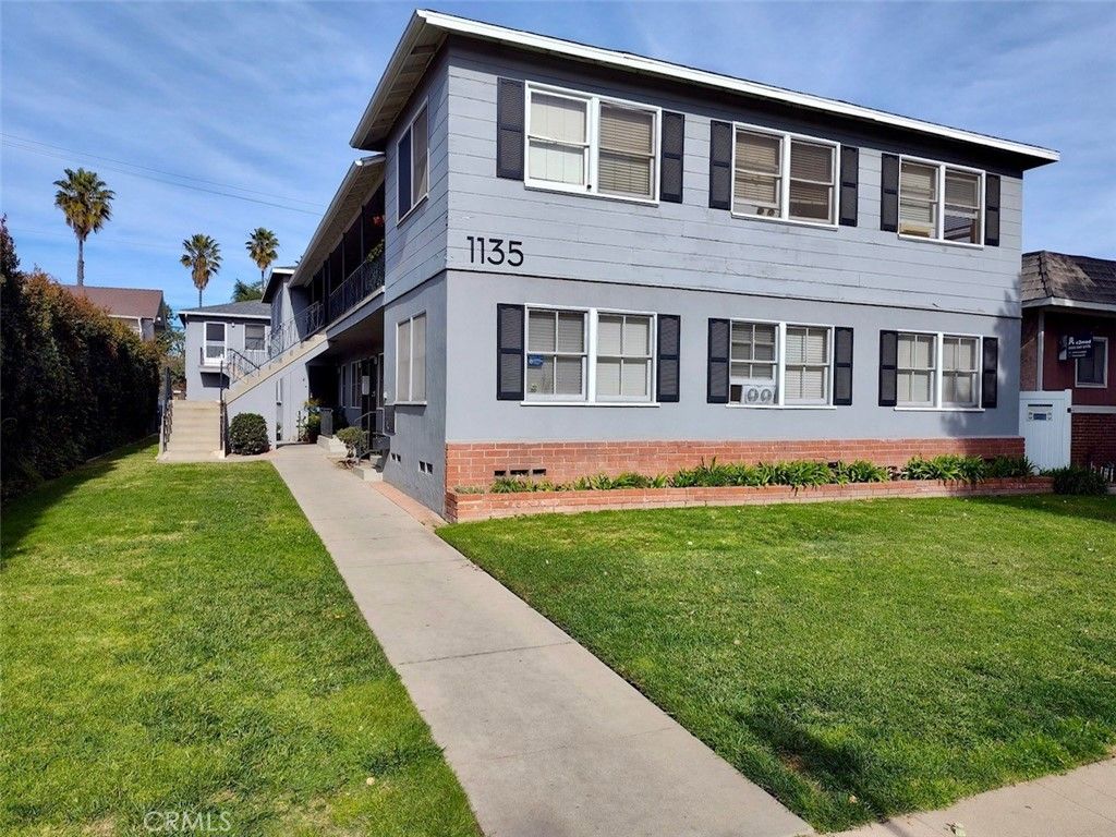Exterior, Facade, Split Level