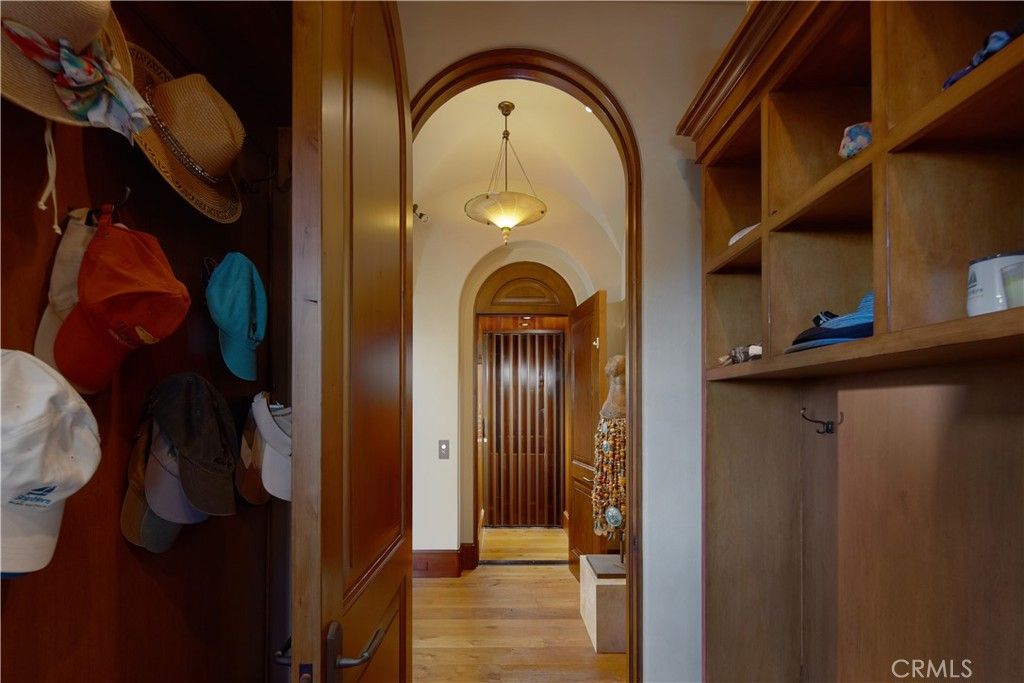 Interior, Pendant Lights, Wood Texture Flooring