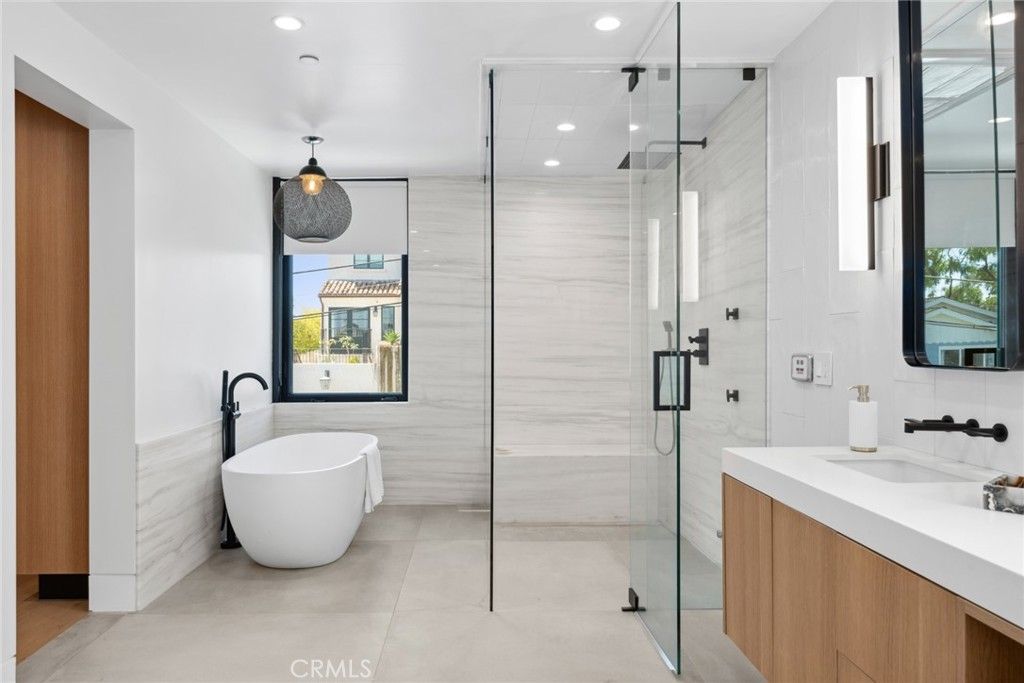 Bathroom, Free Standing Baths, Glass Shower, Interior, Pendant Lights, Recessed Lighting