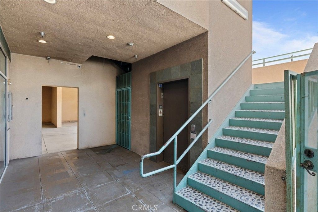 Elevator, Exterior, Recessed Lighting