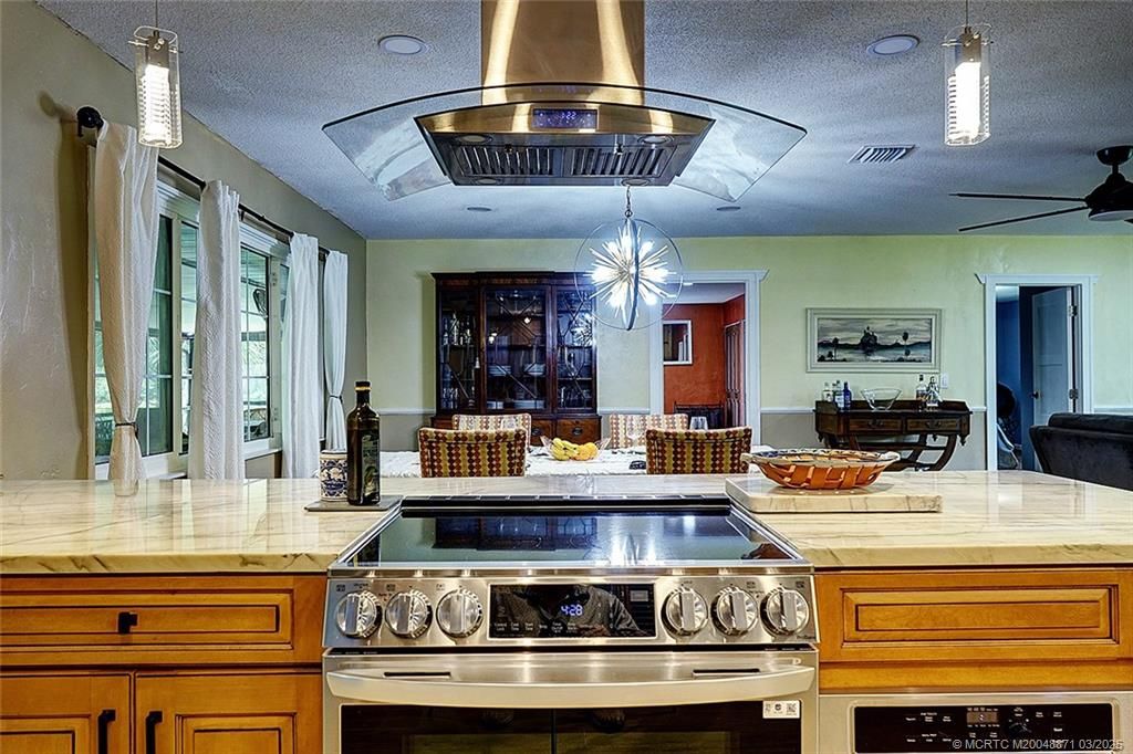 Dining room, Interior, Kitchen, Pendant Lights, Stainless Steel Appliances