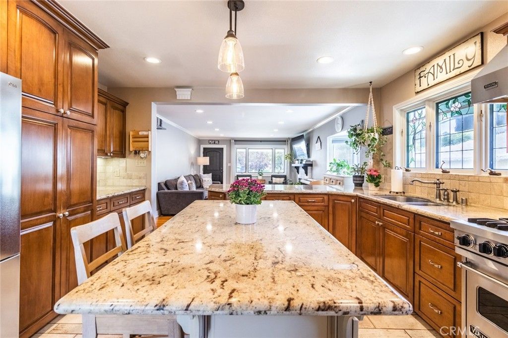 Interior, Kitchen, Living room, Pendant Lights, Recessed Lighting, Stainless Steel Appliances