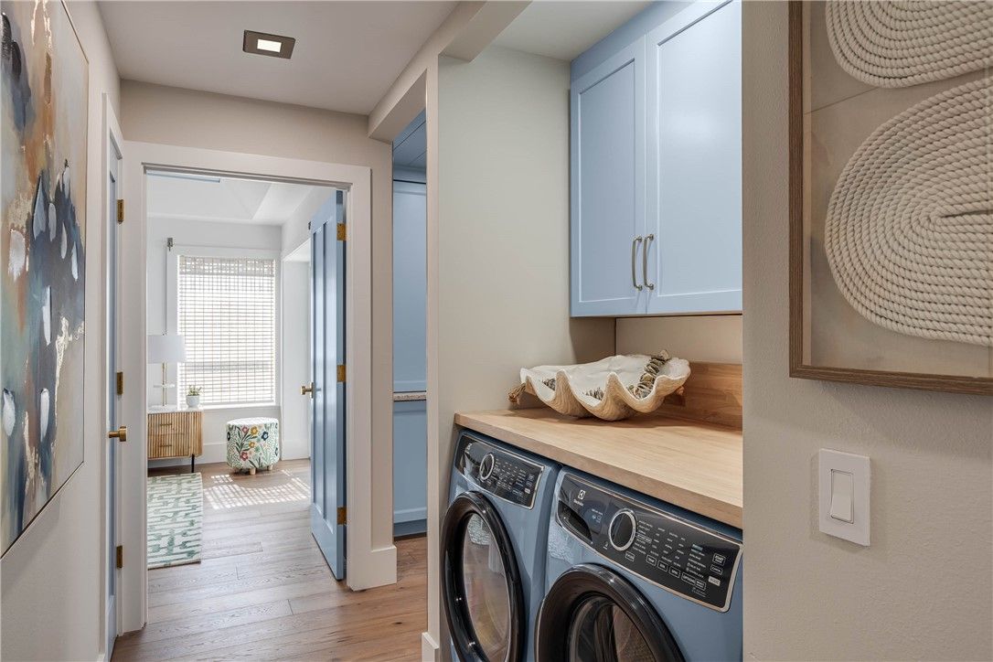 Interior, Recessed Lighting, Washer, Wood Texture Flooring