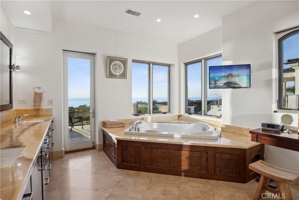 Bathroom, Dual Sink Vanities, Interior, Recessed Lighting, Water