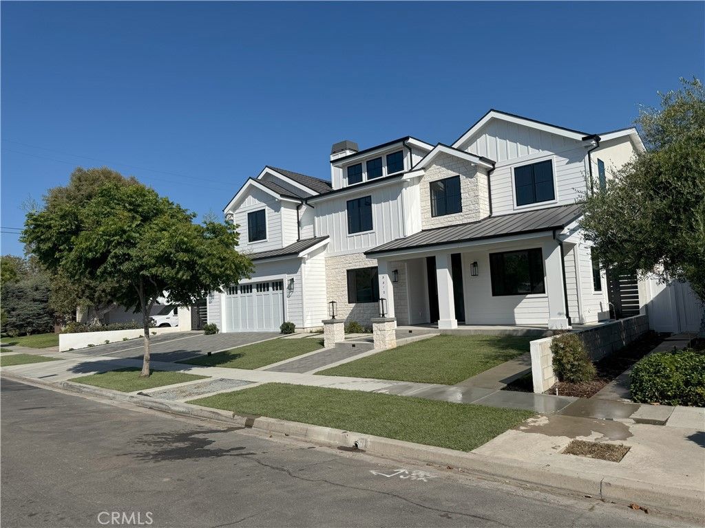 Attached, Exterior, Facade, Farmhouse