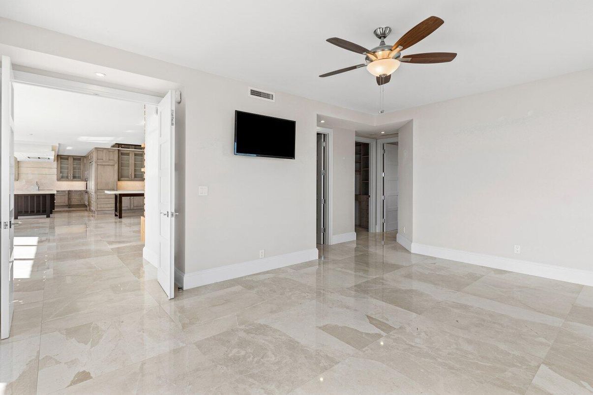 Empty room, Interior, Recessed Lighting