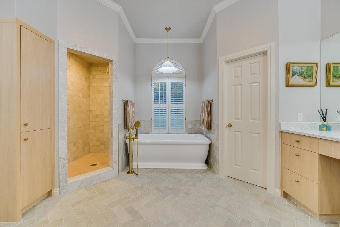 Bathroom, Free Standing Baths, Interior, Pendant Lights