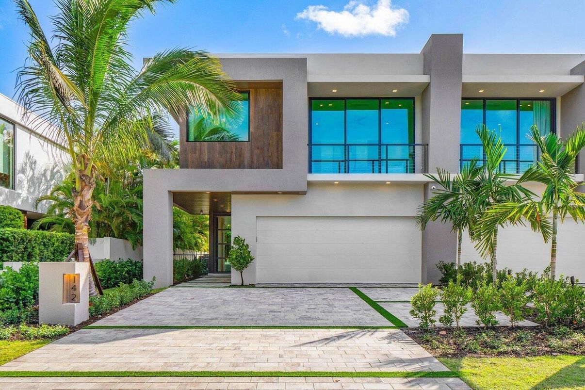 Attached, Exterior, Facade, Modern
