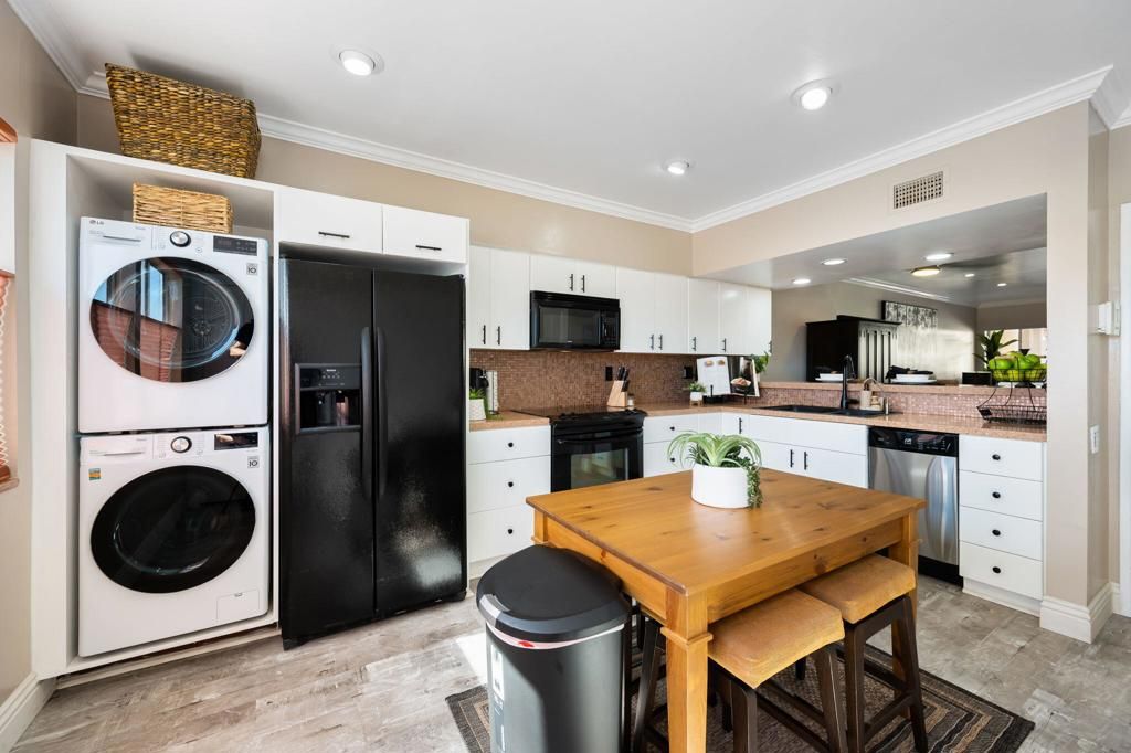 Dining room, Interior, Kitchen, Recessed Lighting, Washer, Wood Texture Flooring