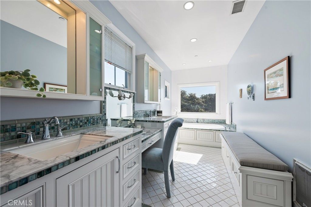 Bathroom, Dual Sink Vanities, Interior, Recessed Lighting