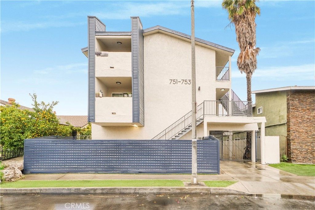 Attached, Exterior, Facade, Modern