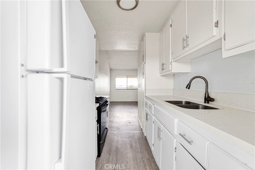 Interior, Kitchen, Washer, Wood Texture Flooring