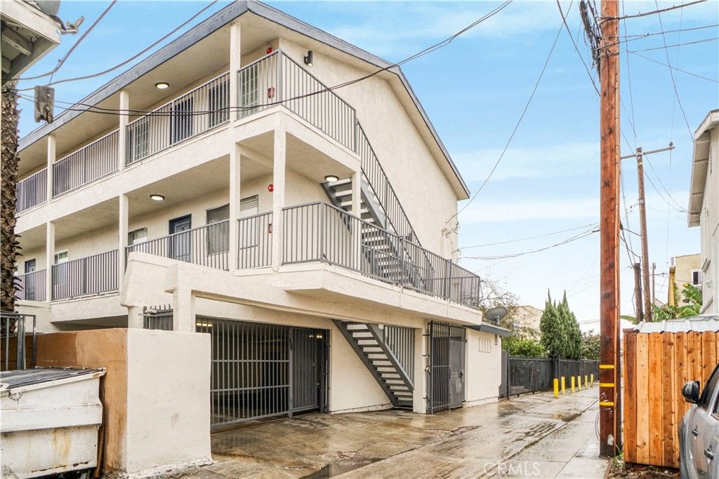 Attached, Exterior, Facade, None