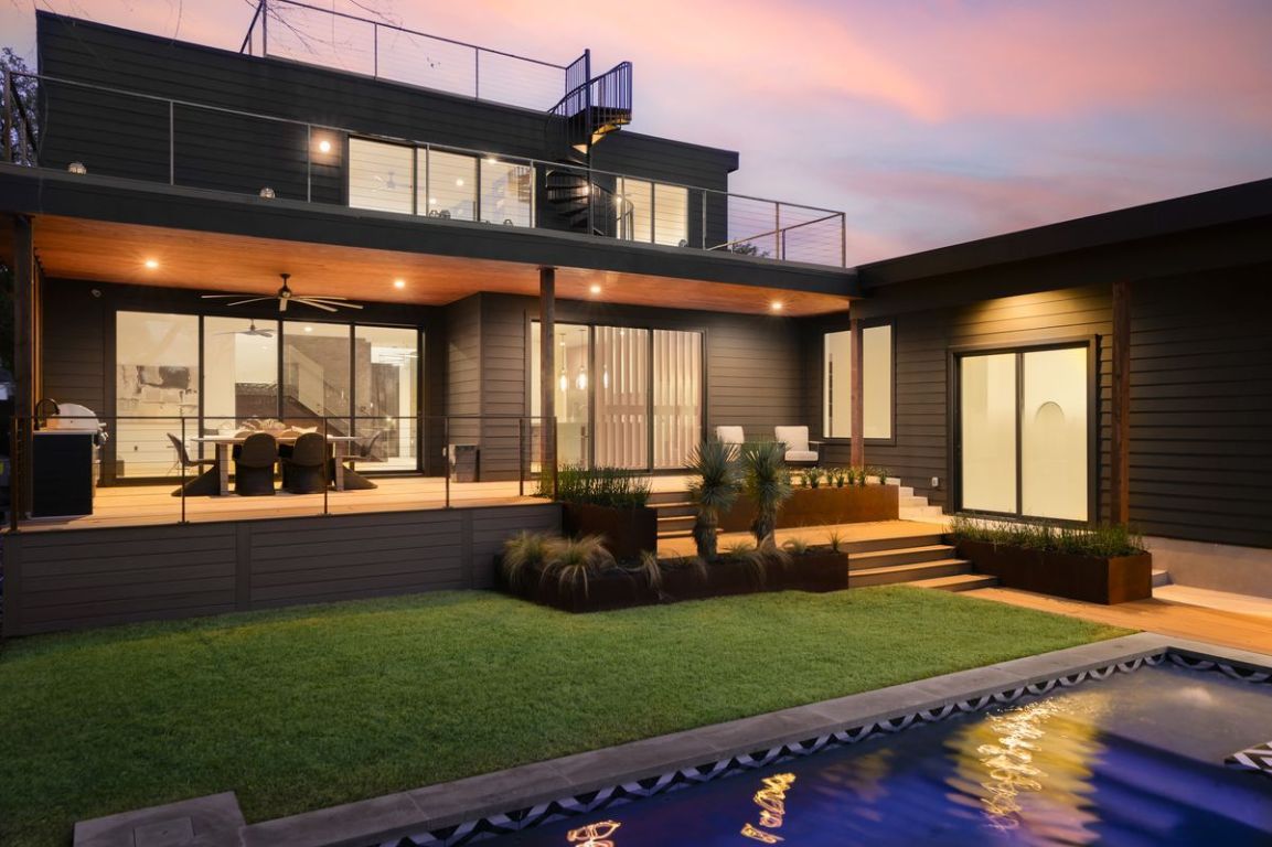 Backyard, Exterior, Facade, Pool, Modern