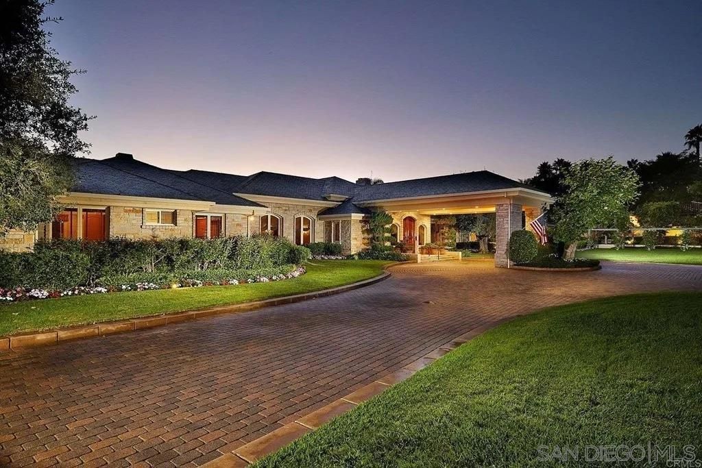 Backyard, Exterior, Facade, Ranch