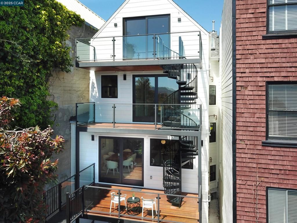 Exterior, Facade, Rowhouse