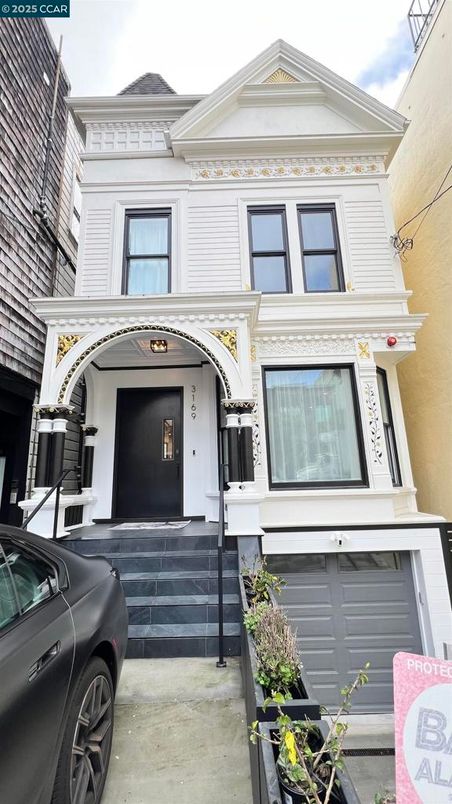 Exterior, Facade, Queen Anne Victorian