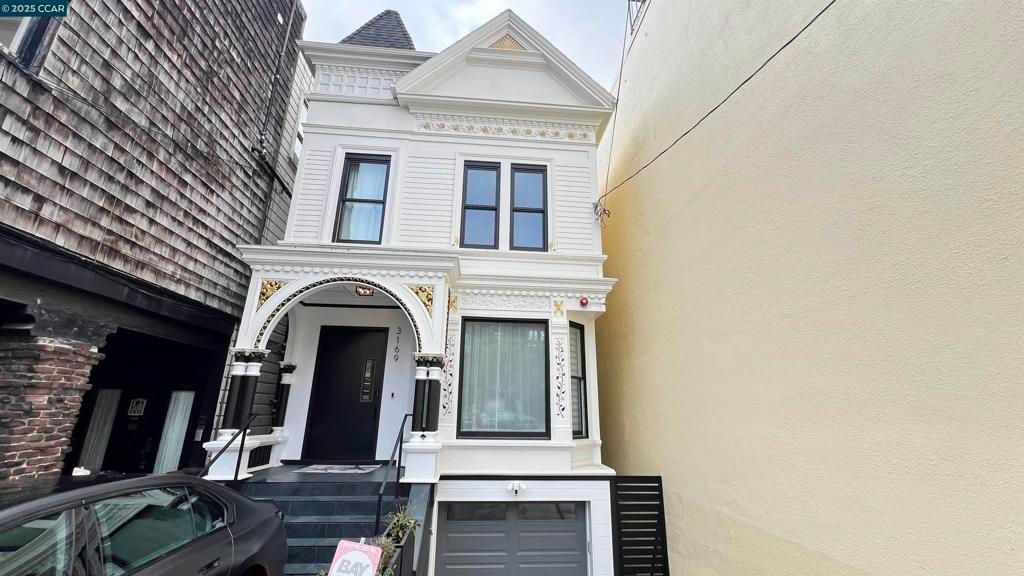 Exterior, Facade, Queen Anne Victorian