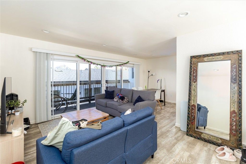 Interior, Living room, Recessed Lighting, Water, Wood Texture Flooring
