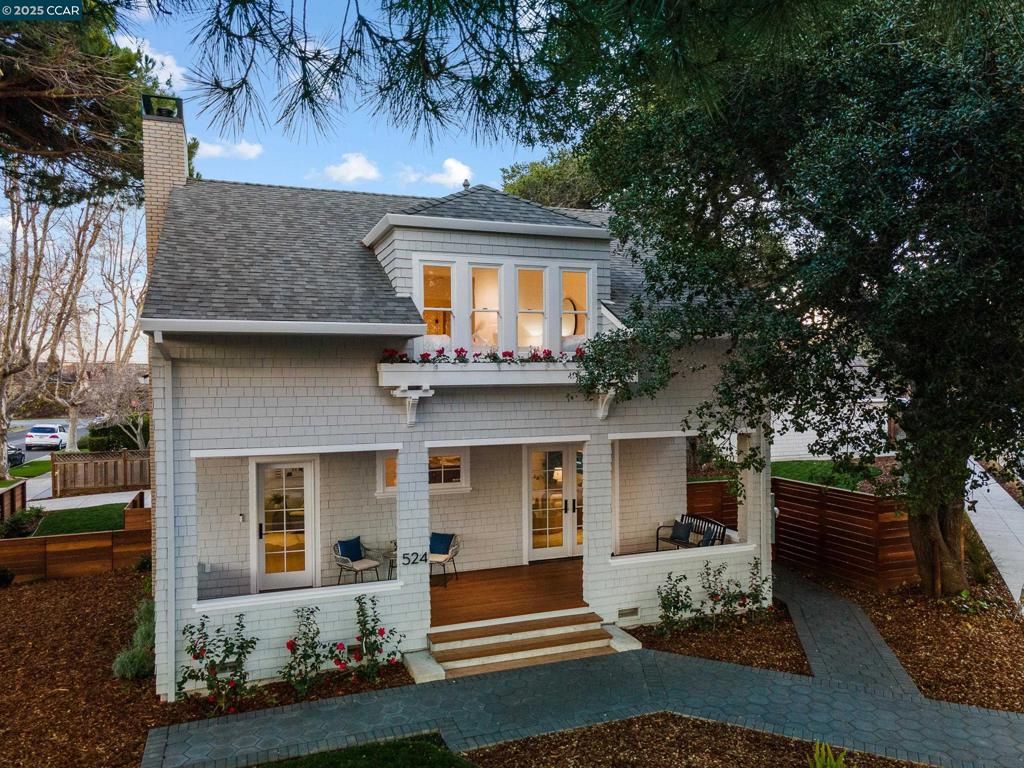 Exterior, Facade, American Foursquare