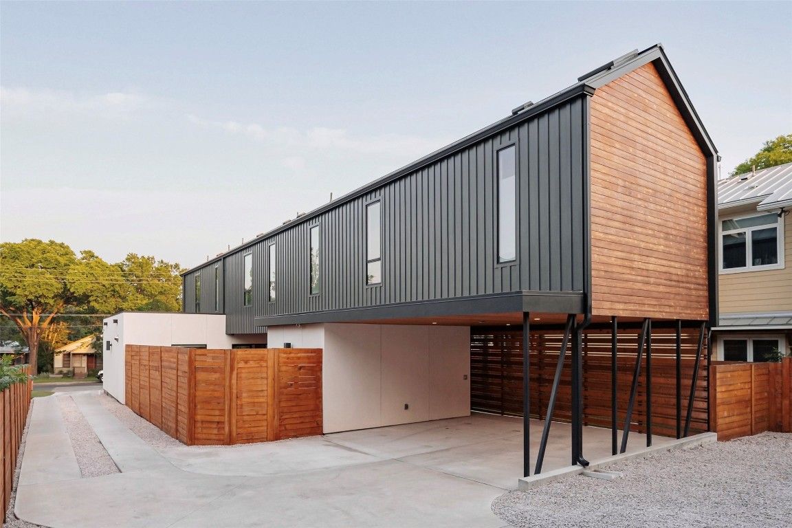 Exterior, Facade, Modern