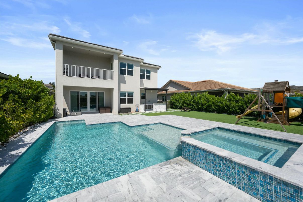 Exterior, Playground, Pool