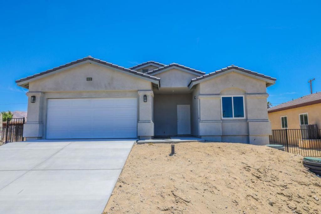 Attached, Exterior, Facade, Mediterranean