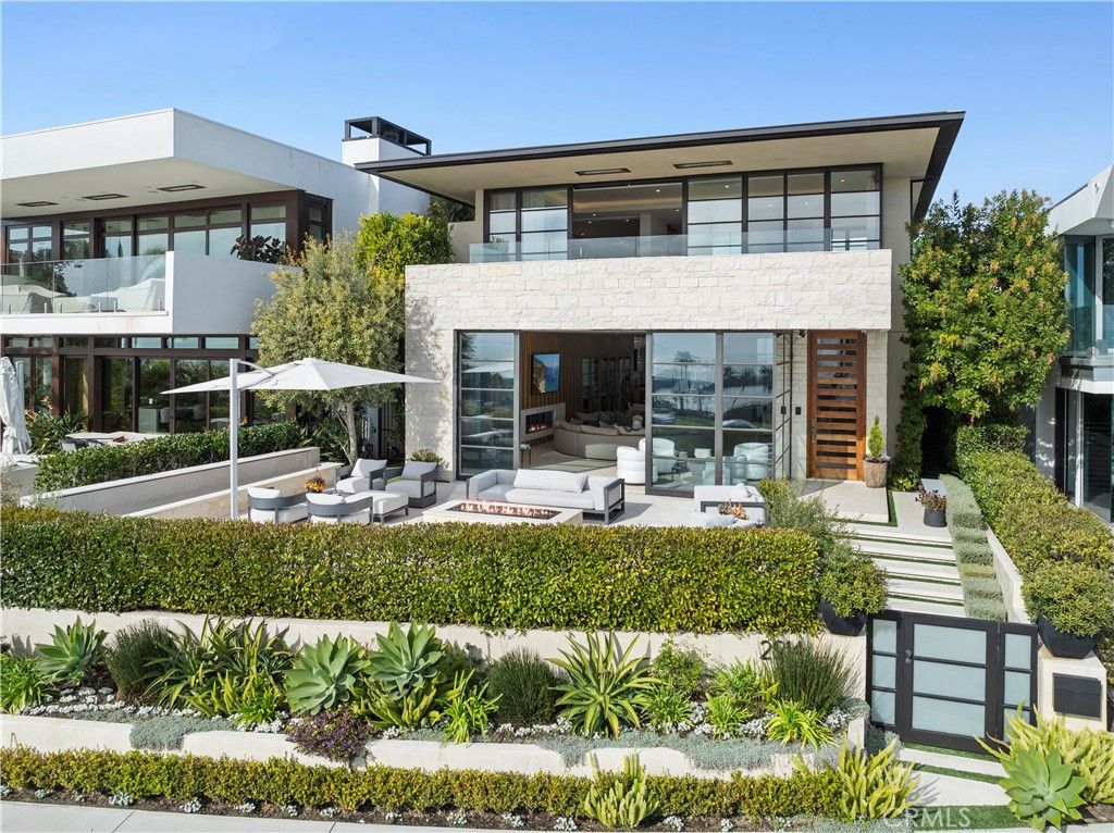 Backyard, Exterior, Facade, Modern