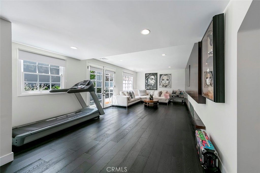 Fitness Equipment, Interior, Living room, Recessed Lighting, Wood Texture Flooring