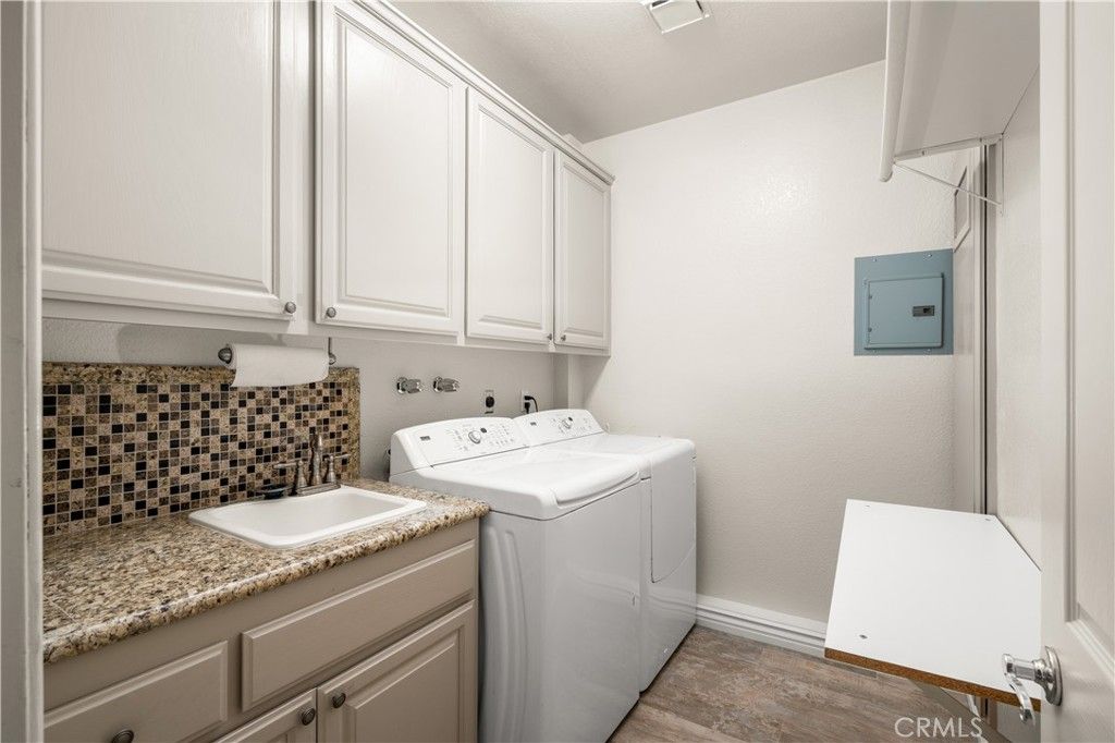 Interior, Washer, Wood Texture Flooring