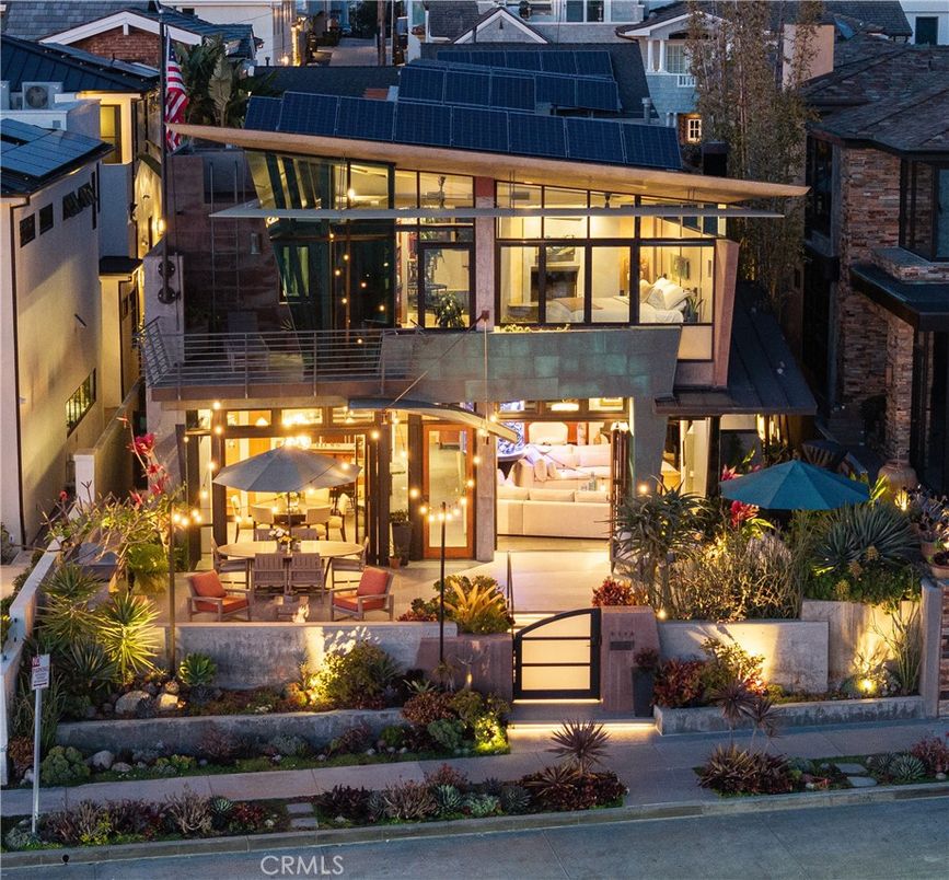 Exterior, Facade, Modern