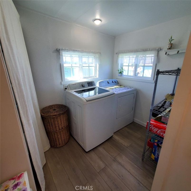 Interior, Washer, Wood Texture Flooring