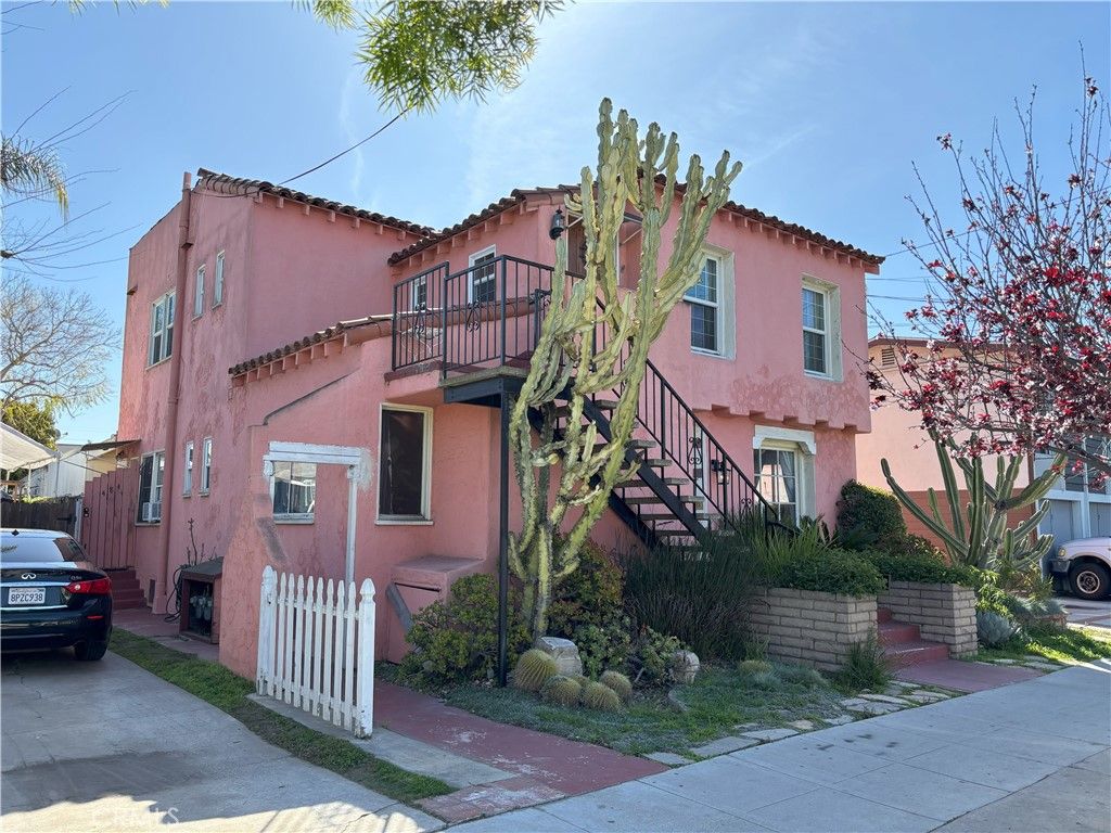 Exterior, Facade, Mediterranean