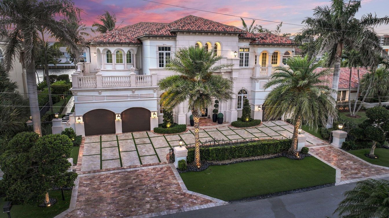 Exterior, Facade, Mediterranean