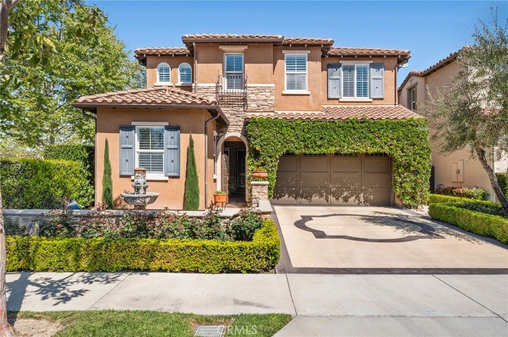 Attached, Exterior, Facade, Mediterranean