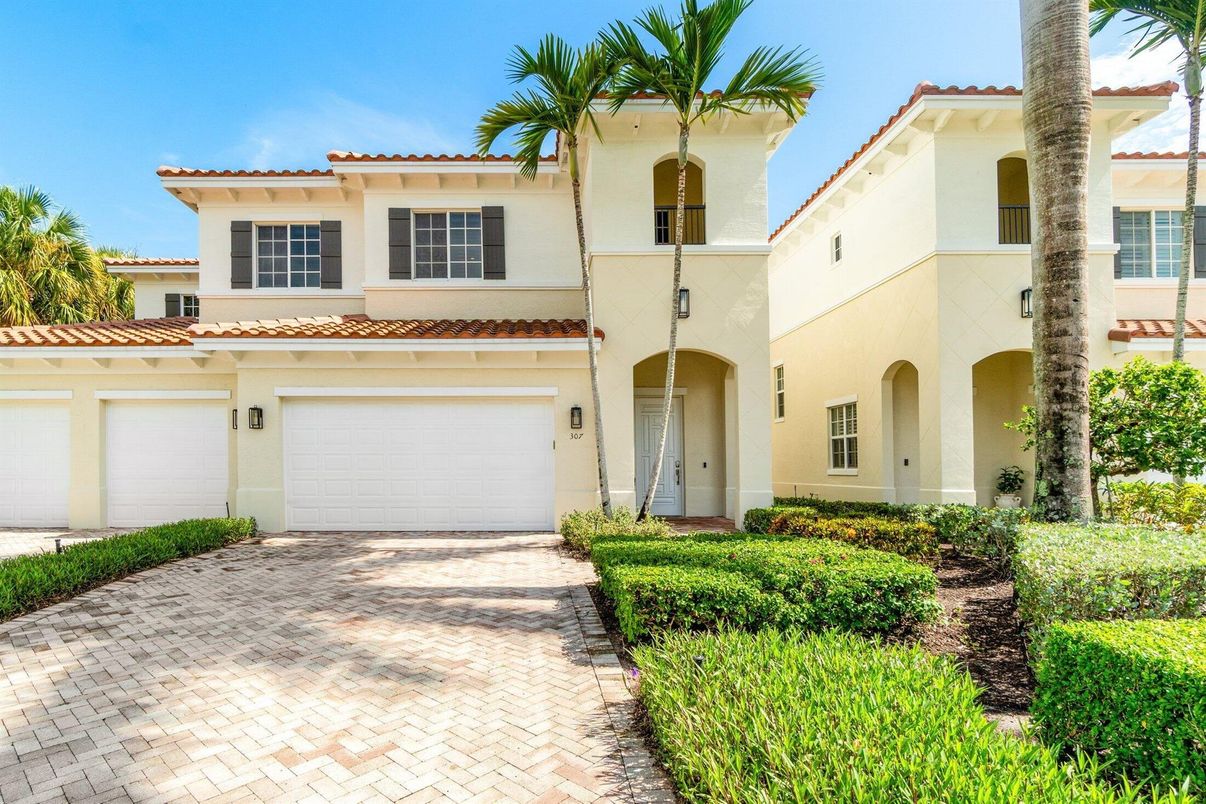 Attached, Exterior, Facade, Spanish Mediterranean