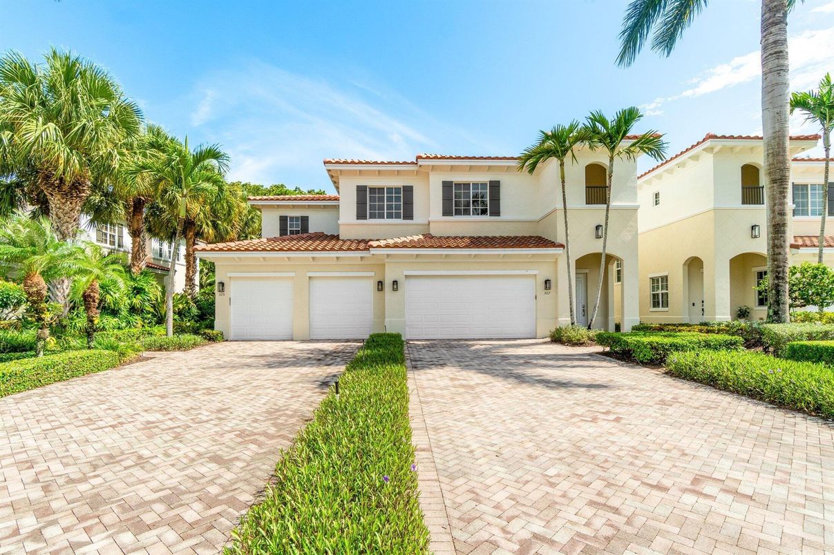 Attached, Exterior, Facade, Mediterranean