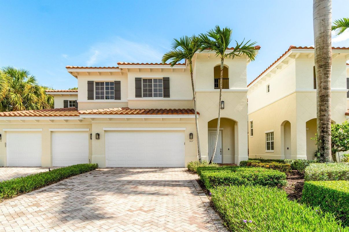 Attached, Exterior, Facade, Spanish Mediterranean